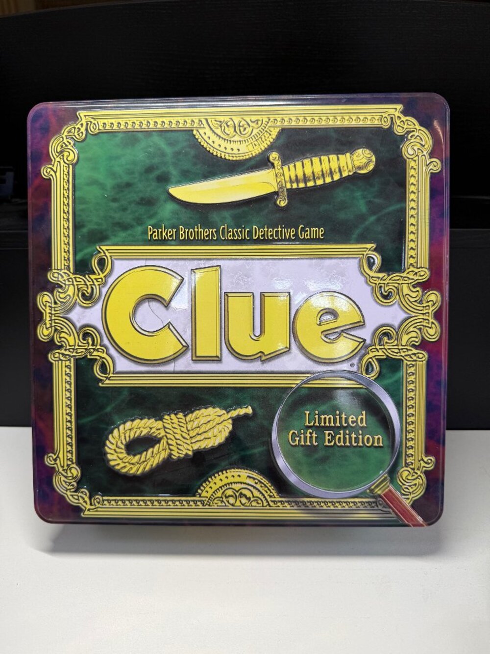 Parker Brothers CLue - Limited Gift Edition in Decorative Metal Tin 1997